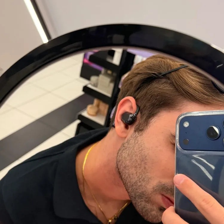 El auricular por fuera de la oreja